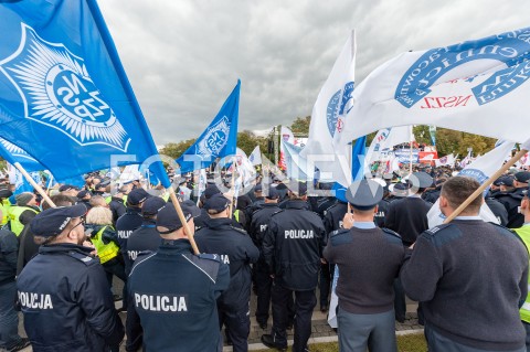  02.10.2018 WARSZAWA<br />PROTEST SLUZB MUNDUROWYCH<br />N/Z UCZESTNICY WYDARZENIA Z TRANSPARENTAMI FLAGAMI<br /> 