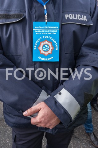  02.10.2018 WARSZAWA<br />PROTEST SLUZB MUNDUROWYCH<br />N/Z POLICJANT Z ZAWIESZKA PROTEST POLICJANTOW<br /> 