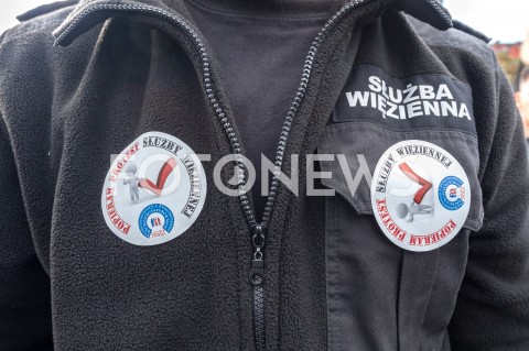  02.10.2018 WARSZAWA<br />PROTEST SLUZB MUNDUROWYCH<br />N/Z FUNKCJONARIUSZ SLUZBY WIEZIENNEJ Z NALEPKAMI POPIERAM PROTEST<br /> 