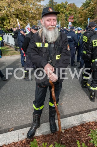  02.10.2018 WARSZAWA<br />PROTEST SLUZB MUNDUROWYCH<br />N/Z STRAZAK Z BRODA I DREWNIANA LASKA<br /> 