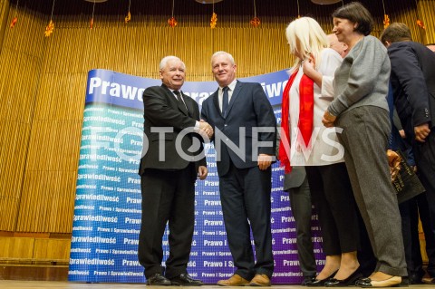  06.10.2018 KROSNO <br />SPOTKANIE WYBORCZE PREZESA PIS JAROSLAWA KACZYNSKIEGO Z MIESZKANCAMI KROSNA <br />N/Z JAROSLAW KACZYNSKI POZUJE DO ZDJEC Z MIESZKANCAMI KROSNA<br /> 