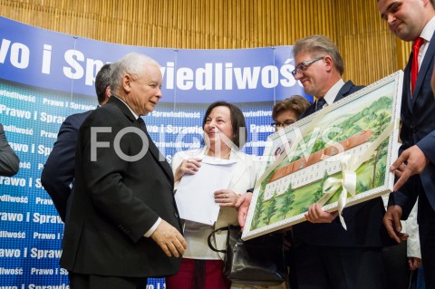  06.10.2018 KROSNO <br />SPOTKANIE WYBORCZE PREZESA PIS JAROSLAWA KACZYNSKIEGO Z MIESZKANCAMI KROSNA <br />N/Z JAROSLAW KACZYNSKI OTRZYMUJE PREZENT OD MIESZKANCOW OBRAZ<br /> 