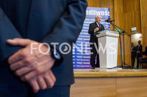  06.10.2018 KROSNO <br />SPOTKANIE WYBORCZE PREZESA PIS JAROSLAWA KACZYNSKIEGO Z MIESZKANCAMI KROSNA <br />N/Z JAROSLAW KACZYNSKI OCHRONA OCHRONIARZ GROM FIRMA OCHRONIARSKA<br /> 