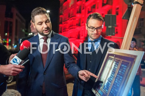 Spacer Patryka Jakiego po ulicy Poznańskiej w Warszawie