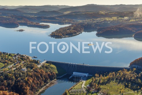  16.10.2018 BIESZCZADY <br />ZLOTA POLSKA JESIEN W BIESZCZADACH <br />ZDJECIA LOTNICZE Z SAMOLOTU<br />N/Z JEZIORO SOLINSKIE ZAPORA WODNA SAN<br /> 