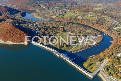  16.10.2018 BIESZCZADY <br />ZLOTA POLSKA JESIEN W BIESZCZADACH <br />ZDJECIA LOTNICZE Z SAMOLOTU<br />N/Z JEZIORO SOLINSKIE ZAPORA WODNA SAN<br /> 