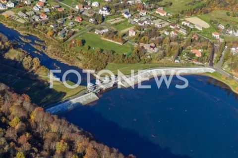  16.10.2018 BIESZCZADY <br />ZLOTA POLSKA JESIEN W BIESZCZADACH <br />ZDJECIA LOTNICZE Z SAMOLOTU<br />N/Z ZAPORA WODNA MYCZKOWCE<br /> 