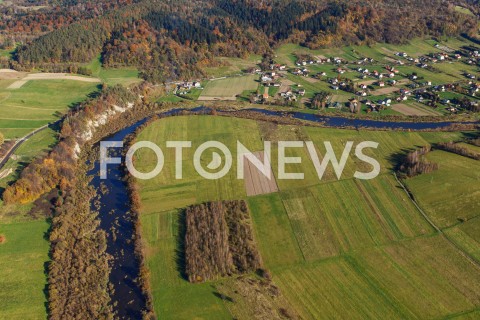  16.10.2018 BIESZCZADY <br />ZLOTA POLSKA JESIEN W BIESZCZADACH <br />ZDJECIA LOTNICZE Z SAMOLOTU<br />N/Z RZEKA SAN<br /> 