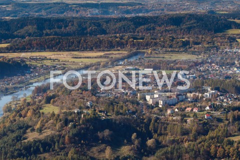  16.10.2018 BIESZCZADY <br />ZLOTA POLSKA JESIEN W BIESZCZADACH <br />ZDJECIA LOTNICZE Z SAMOLOTU<br />N/Z MIEJSCOWOSC LESKO RZEKA SAN<br /> 