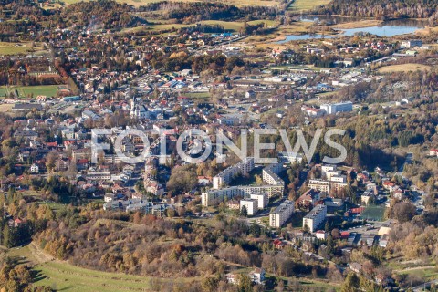  16.10.2018 BIESZCZADY <br />ZLOTA POLSKA JESIEN W BIESZCZADACH <br />ZDJECIA LOTNICZE Z SAMOLOTU<br />N/Z MIEJSCOWOSC LESKO RZEKA SAN<br /> 