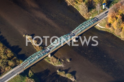  16.10.2018 BIESZCZADY <br />ZLOTA POLSKA JESIEN W BIESZCZADACH <br />ZDJECIA LOTNICZE Z SAMOLOTU<br />N/Z MIEJSCOWOSC LESKO RZEKA SAN MOST MALA PETLA BIESCZADZKA - NA TYM MOSCIE KRECONA BYLA JEDNA ZE SCEN SERIALU WATAHA<br /> 