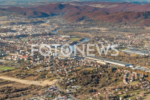  16.10.2018 BIESZCZADY <br />ZLOTA POLSKA JESIEN W BIESZCZADACH <br />ZDJECIA LOTNICZE Z SAMOLOTU<br />N/Z MIASTO SANOK RZEKA SAN<br /> 