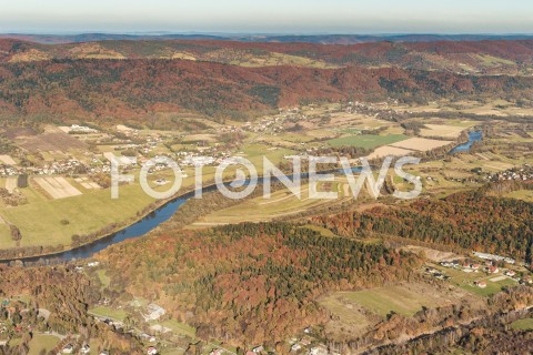  16.10.2018 BIESZCZADY <br />ZLOTA POLSKA JESIEN W BIESZCZADACH <br />ZDJECIA LOTNICZE Z SAMOLOTU<br />N/Z RZEKA SAN<br /> 