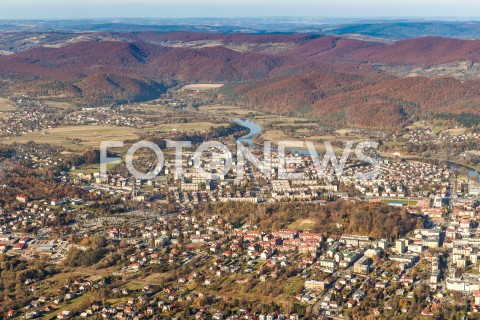  16.10.2018 BIESZCZADY <br />ZLOTA POLSKA JESIEN W BIESZCZADACH <br />ZDJECIA LOTNICZE Z SAMOLOTU<br />N/Z MIASTO SANOK RZEKA SAN<br /> 