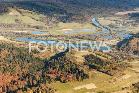  16.10.2018 BIESZCZADY <br />ZLOTA POLSKA JESIEN W BIESZCZADACH <br />ZDJECIA LOTNICZE Z SAMOLOTU<br />N/Z RZEKA SAN<br /> 