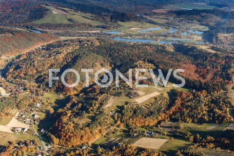  16.10.2018 BIESZCZADY <br />ZLOTA POLSKA JESIEN W BIESZCZADACH <br />ZDJECIA LOTNICZE Z SAMOLOTU<br />N/Z LASY BIESZCZADY RZEKA SAN<br /> 