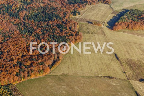  16.10.2018 BIESZCZADY <br />ZLOTA POLSKA JESIEN W BIESZCZADACH <br />ZDJECIA LOTNICZE Z SAMOLOTU<br />N/Z LASY BIESZCZADY<br /> 