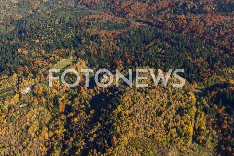  16.10.2018 BIESZCZADY <br />ZLOTA POLSKA JESIEN W BIESZCZADACH <br />ZDJECIA LOTNICZE Z SAMOLOTU<br />N/Z LASY BIESZCZADY<br /> 