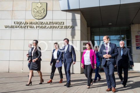  17.10.2018 RZESZOW<br />KONFERENCJA PRASOWA MINISTRA SPRAWIEDLIWOSCI ZBIGNIEWA ZIOBRO PRZED URZEDEM MARSZALKOWSKIM W RZESZOWIE<br />N/Z OD LEWEJ: NINA KITLINSKA ANNA HUK ZBIGNIEW ZIOBRO MARIA KUROWSKA MIECZYSLAW GOLBA JAN DZIUBINSKI <br /> 