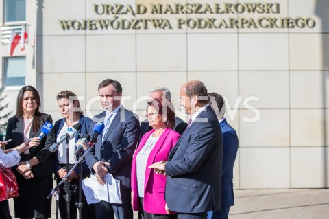  17.10.2018 RZESZOW<br />KONFERENCJA PRASOWA MINISTRA SPRAWIEDLIWOSCI ZBIGNIEWA ZIOBRO PRZED URZEDEM MARSZALKOWSKIM W RZESZOWIE<br />N/Z OD LEWEJ: NINA KITLINSKA ANNA HUK ZBIGNIEW ZIOBRO MARIA KUROWSKA MIECZYSLAW GOLBA <br /> 