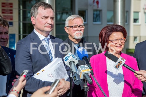  17.10.2018 RZESZOW<br />KONFERENCJA PRASOWA MINISTRA SPRAWIEDLIWOSCI ZBIGNIEWA ZIOBRO PRZED URZEDEM MARSZALKOWSKIM W RZESZOWIE<br />N/Z OD LEWEJ: ZBIGNIEW ZIOBRO JAN DZIUBINSKI MARIA KUROWSKA  <br /> 