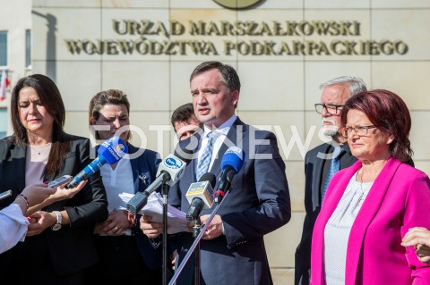  17.10.2018 RZESZOW<br />KONFERENCJA PRASOWA MINISTRA SPRAWIEDLIWOSCI ZBIGNIEWA ZIOBRO PRZED URZEDEM MARSZALKOWSKIM W RZESZOWIE<br />N/Z OD LEWEJ: NINA KITLINSKA ANNA HUK ZBIGNIEW ZIOBRO JAN DZIUBINSKI MARIA KUROWSKA  <br /> 