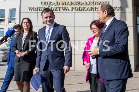  17.10.2018 RZESZOW<br />KONFERENCJA PRASOWA MINISTRA SPRAWIEDLIWOSCI ZBIGNIEWA ZIOBRO PRZED URZEDEM MARSZALKOWSKIM W RZESZOWIE<br />N/Z OD LEWEJ: NINA KITLINSKA ZBIGNIEW ZIOBRO MARIA KUROWSKA MIECZYSLAW GOLBA <br /> 