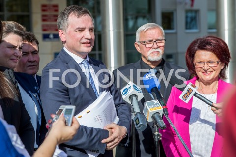  17.10.2018 RZESZOW<br />KONFERENCJA PRASOWA MINISTRA SPRAWIEDLIWOSCI ZBIGNIEWA ZIOBRO PRZED URZEDEM MARSZALKOWSKIM W RZESZOWIE<br />N/Z OD LEWEJ: ZBIGNIEW ZIOBRO JAN DZIUBINSKI MARIA KUROWSKA  <br /> 
