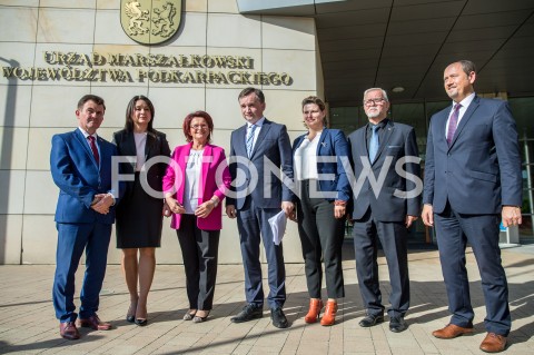  17.10.2018 RZESZOW<br />KONFERENCJA PRASOWA MINISTRA SPRAWIEDLIWOSCI ZBIGNIEWA ZIOBRO PRZED URZEDEM MARSZALKOWSKIM W RZESZOWIE<br />N/Z OD LEWEJ: ANDRZEJ MARCZENIA NINA KITLINSKA  MARIA KUROWSKA ZBIGNIEW ZIOBRO ANNA HUK JAN DZIUBINSKI MIECZYSLAW GOLBA<br /> 