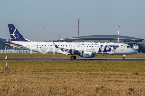  17.10.2018 LOTNISKO RZESZOW JASIONKA <br />SAMOLOT EMBRAER ERJ-195LR POLSKIE LINIE LOTNICZE PLL LOT <br />N/Z SAMOLOT EMBRAER REJESTRACJA SP-LNI<br /> 