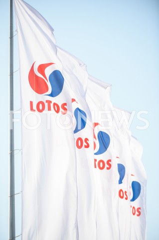  17.10.2018 GDANSK<br />KONFERENCJA PRASOWA PLATFORMY OBYWATELSKIEJ POD SIEDZIBA LOTOSU W GDANSKU<br />N/Z FLAGI Z LOGO LOTOS ILUSTRACJA ILUSTRACYJNE<br /> 