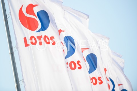  17.10.2018 GDANSK<br />KONFERENCJA PRASOWA PLATFORMY OBYWATELSKIEJ POD SIEDZIBA LOTOSU W GDANSKU<br />N/Z FLAGI Z LOGO LOTOS ILUSTRACJA ILUSTRACYJNE<br /> 