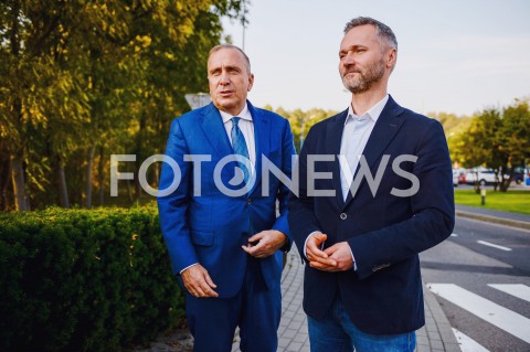  17.10.2018 GDANSK<br />KONFERENCJA PRASOWA PLATFORMY OBYWATELSKIEJ POD SIEDZIBA LOTOSU W GDANSKU<br />N/Z GRZEGORZ SCHETYNA JAROSLAW WALESA<br /> 