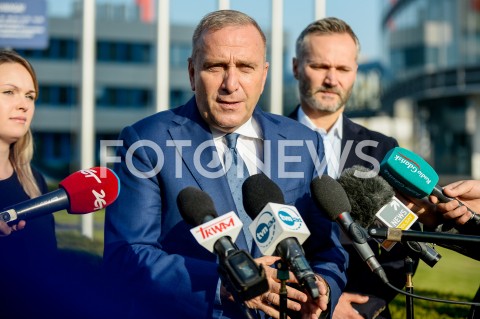  17.10.2018 GDANSK<br />KONFERENCJA PRASOWA PLATFORMY OBYWATELSKIEJ POD SIEDZIBA LOTOSU W GDANSKU<br />N/Z GRZEGORZ SCHETYNA PORTRET JAROSLAW WALESA<br /> 
