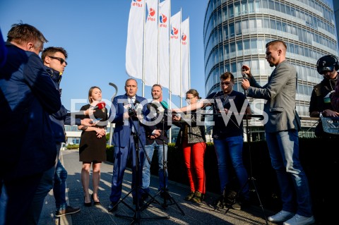  17.10.2018 GDANSK<br />KONFERENCJA PRASOWA PLATFORMY OBYWATELSKIEJ POD SIEDZIBA LOTOSU W GDANSKU<br />N/Z GRZEGORZ SCHETYNA  JAROSLAW WALESA<br /> 