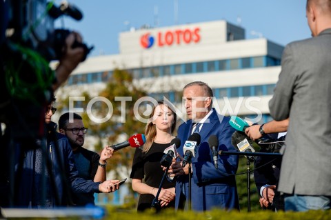  17.10.2018 GDANSK<br />KONFERENCJA PRASOWA PLATFORMY OBYWATELSKIEJ POD SIEDZIBA LOTOSU W GDANSKU<br />N/Z GRZEGORZ SCHETYNA<br /> 