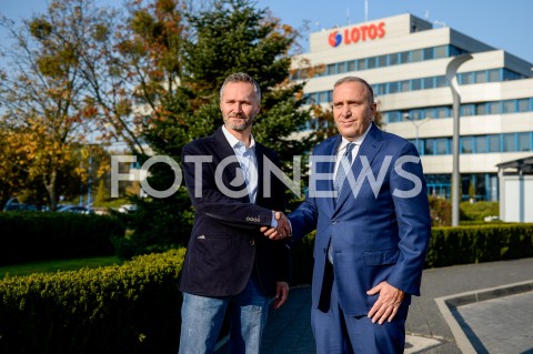  17.10.2018 GDANSK<br />KONFERENCJA PRASOWA PLATFORMY OBYWATELSKIEJ POD SIEDZIBA LOTOSU W GDANSKU<br />N/Z GRZEGORZ SCHETYNA JAROSLAW WALESA<br /> 