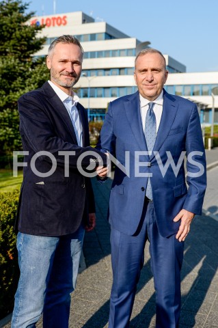  17.10.2018 GDANSK<br />KONFERENCJA PRASOWA PLATFORMY OBYWATELSKIEJ POD SIEDZIBA LOTOSU W GDANSKU<br />N/Z GRZEGORZ SCHETYNA JAROSLAW WALESA<br /> 