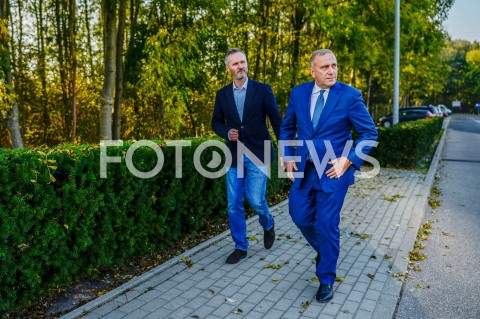  17.10.2018 GDANSK<br />KONFERENCJA PRASOWA PLATFORMY OBYWATELSKIEJ POD SIEDZIBA LOTOSU W GDANSKU<br />N/Z GRZEGORZ SCHETYNA JAROSLAW WALESA<br /> 