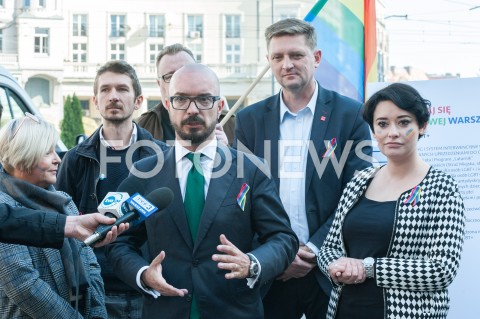  18.10.2018 WARSZAWA<br />PODPISANIE DEKLARACJI PROGRAM LGBT+<br />N/Z ANDRZEJ ROZENEK SEBASTIAN WIERZBICKI ANNA MARIA ZUKOWSKA OKTAWIUSZ CHRZANOWSKI JACEK KOCHANOWSKI KATARZYNA KADZIELA<br /> 