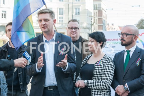  18.10.2018 WARSZAWA<br />PODPISANIE DEKLARACJI PROGRAM LGBT+<br />N/Z ANDRZEJ ROZENEK SEBASTIAN WIERZBICKI ANNA MARIA ZUKOWSKA JACEK KOCHANOWSKI<br /> 