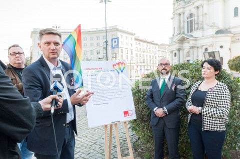  18.10.2018 WARSZAWA<br />PODPISANIE DEKLARACJI PROGRAM LGBT+<br />N/Z ANDRZEJ ROZENEK SEBASTIAN WIERZBICKI ANNA MARIA ZUKOWSKA JACEK KOCHANOWSKI<br /> 