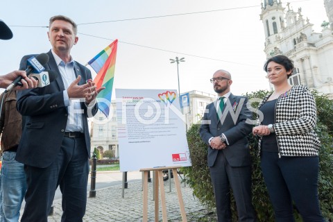  18.10.2018 WARSZAWA<br />PODPISANIE DEKLARACJI PROGRAM LGBT+<br />N/Z ANDRZEJ ROZENEK SEBASTIAN WIERZBICKI ANNA MARIA ZUKOWSKA<br /> 