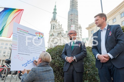  18.10.2018 WARSZAWA<br />PODPISANIE DEKLARACJI PROGRAM LGBT+<br />N/Z ANDRZEJ ROZENEK SEBASTIAN WIERZBICKI KATARZYNA KADZIELA<br /> 