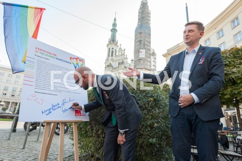  18.10.2018 WARSZAWA<br />PODPISANIE DEKLARACJI PROGRAM LGBT+<br />N/Z ANDRZEJ ROZENEK SEBASTIAN WIERZBICKI<br /> 