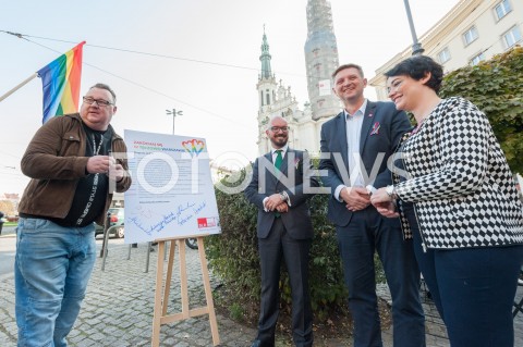  18.10.2018 WARSZAWA<br />PODPISANIE DEKLARACJI PROGRAM LGBT+<br />N/Z ANDRZEJ ROZENEK SEBASTIAN WIERZBICKI ANNA MARIA ZUKOWSKA JACEK KOCHANOWSKI<br /> 