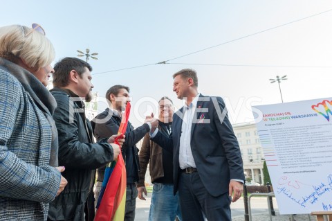  18.10.2018 WARSZAWA<br />PODPISANIE DEKLARACJI PROGRAM LGBT+<br />N/Z ANDRZEJ ROZENEK OKTAWIUSZ CHRZANOWSKI JACEK KOCHANOWSKI KATARZYNA KADZIELA<br /> 