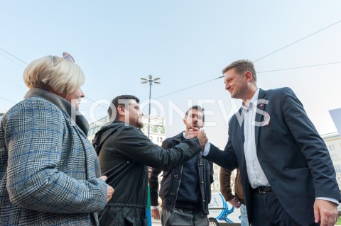  18.10.2018 WARSZAWA<br />PODPISANIE DEKLARACJI PROGRAM LGBT+<br />N/Z ANDRZEJ ROZENEK OKTAWIUSZ CHRZANOWSKI JACEK KOCHANOWSKI KATARZYNA KADZIELA<br /> 