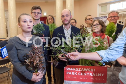  18.10.2018 WARSZAWA<br />PODSUMOWANIE KAMPANII WYBORCZEJ JANA SPIEWAKA POSIEDZENIE RADY WARSZAWY<br />N/Z JAN SPIEWAK PAULINA PIECHNA WIECKIEWICZ<br /> 
