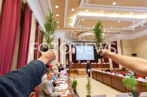  18.10.2018 WARSZAWA<br />PODSUMOWANIE KAMPANII WYBORCZEJ JANA SPIEWAKA POSIEDZENIE RADY WARSZAWY<br />N/Z ROSLINY W DONICZKACH NA TLE SALI POSIEDZEN RADY MIASTA HAPPENING <br /> 